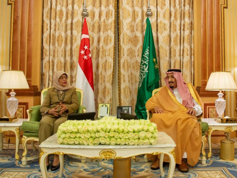 العاهل السعودي يمنح رئيسة سنغافورة قلادة الملك عبد العزيز